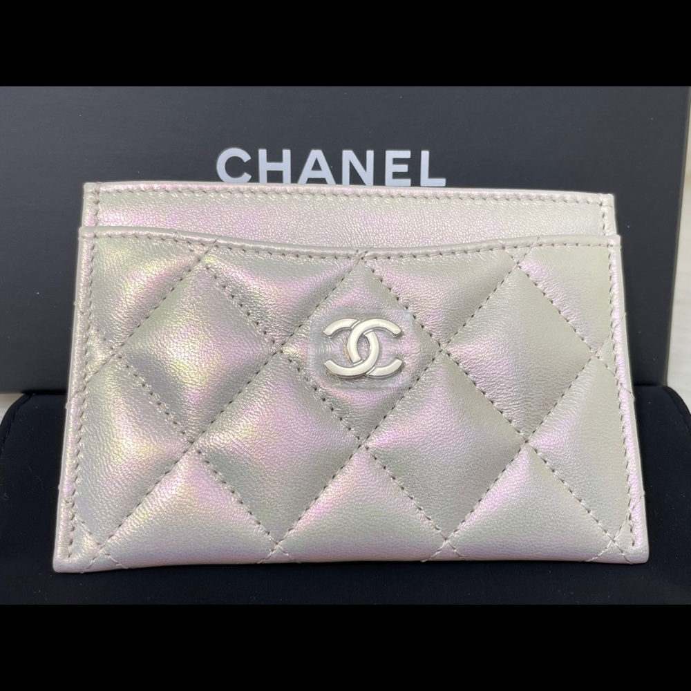 [SOLD] Chanel Ivory Iridescent Quilted Card Holder